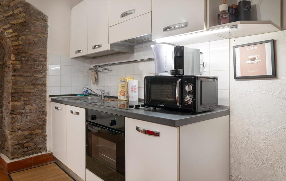Coffee/tea facilities, Kitchen or kitchenette, stove