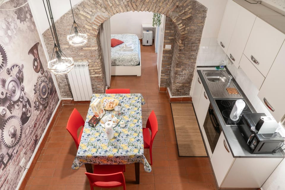Coffee/tea facilities, Kitchen or kitchenette, Dining area, stove