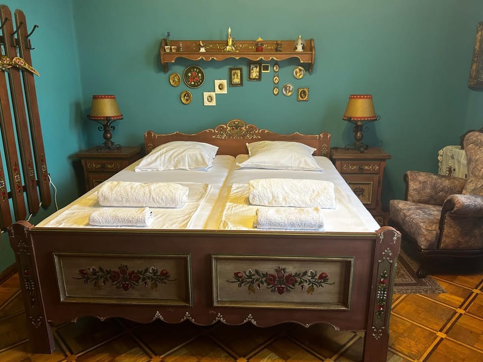 Bed, Photo of the whole room, Bedroom, towels