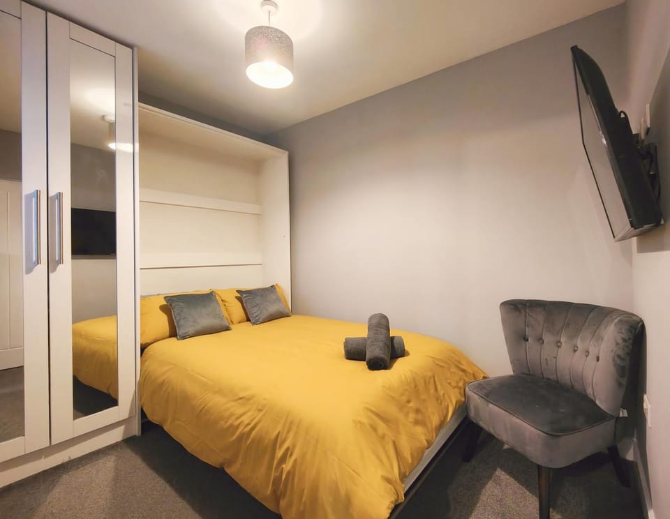 Bed, TV and multimedia, Photo of the whole room