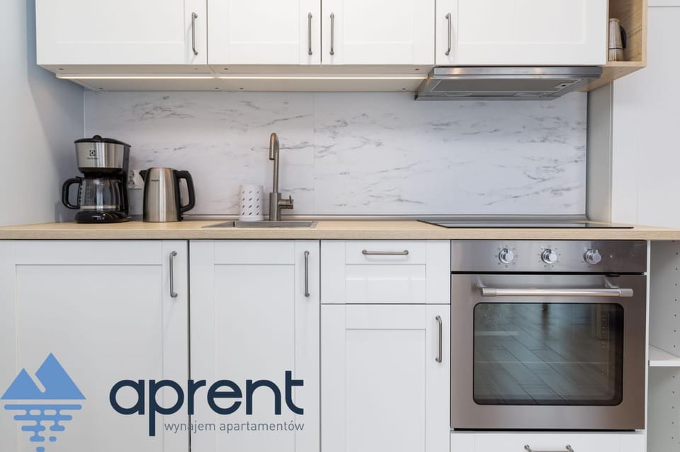 Coffee/tea facilities, Kitchen or kitchenette, stove