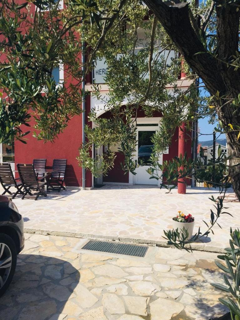 Property building, Day, Garden, Parking