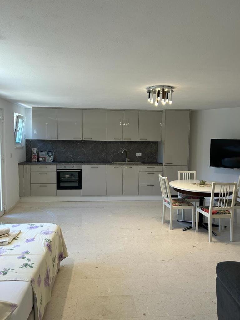 TV and multimedia, Kitchen or kitchenette, Living room, Seating area, Dining area, pet friendly, stove