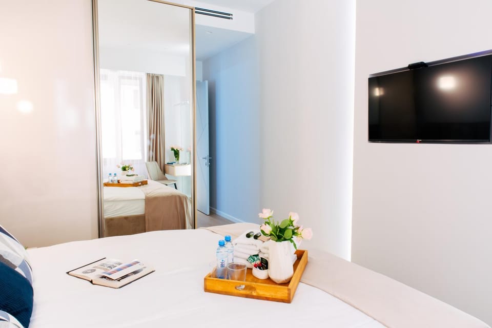 Bed, TV and multimedia, Bedroom