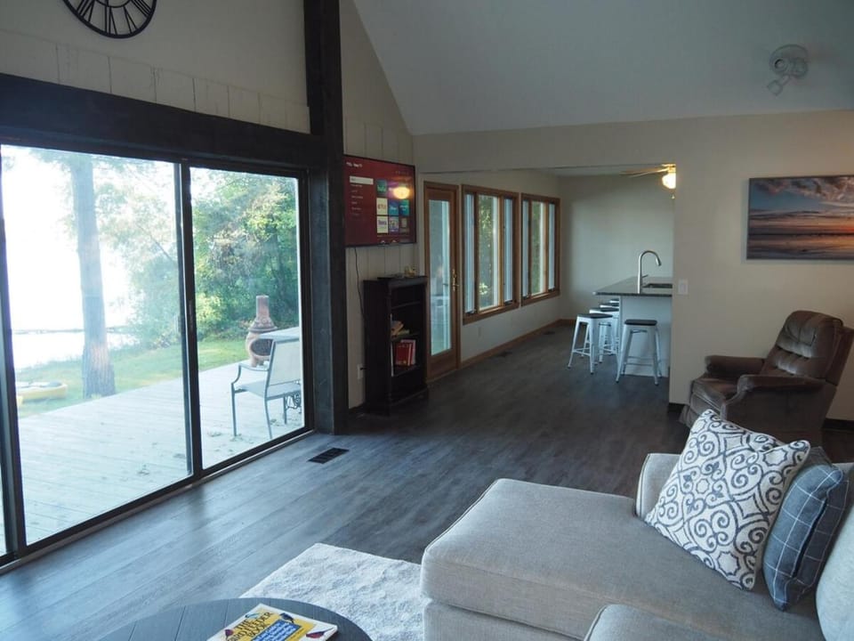 A Short's Walk - Lakefront w Spa & Kayaks! House in Elk Rapids