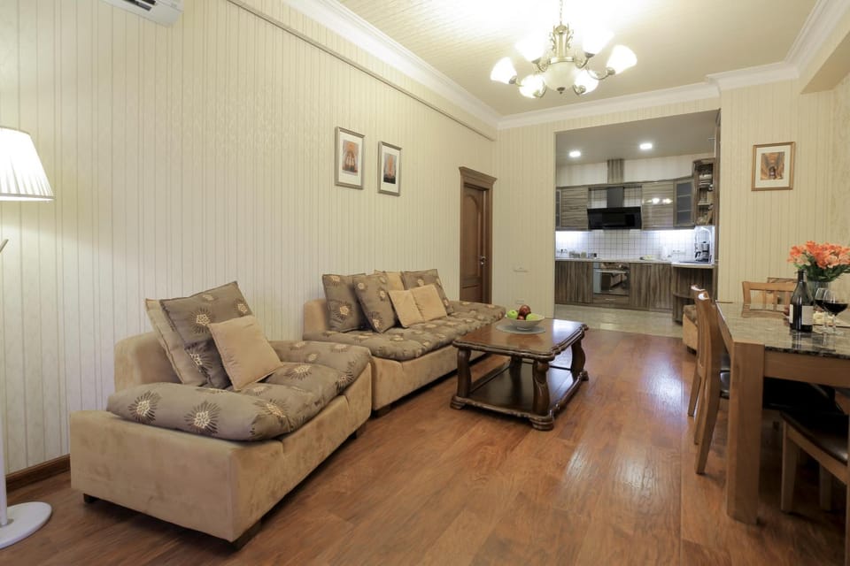 Kitchen or kitchenette, Living room, Seating area, Dining area