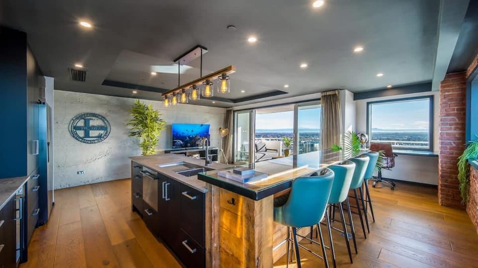 CBD Loft Style Apartment with Free Valet Parking House in Christchurch