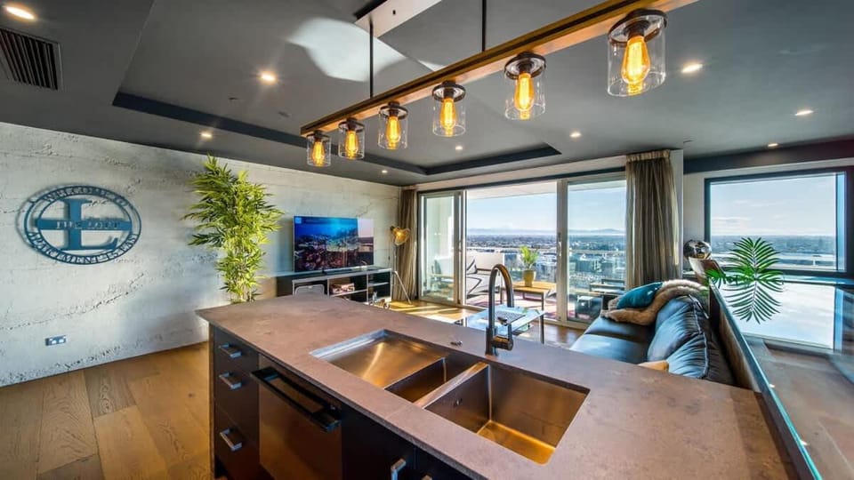 CBD Loft Style Apartment with Free Valet Parking House in Christchurch