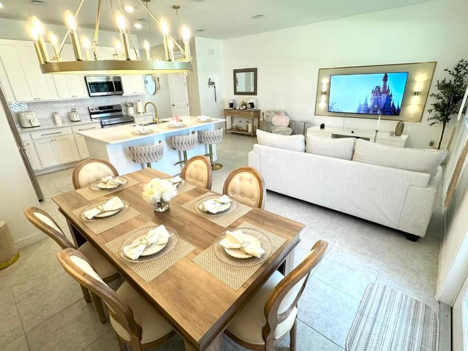 New 3Bed Resort Style Townhome with Mickey Sorcerer Room, 20 Min to Disney! Villa in Polk County