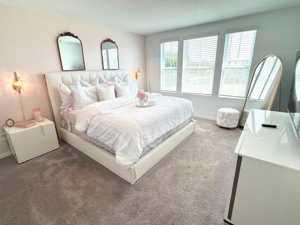 New 3Bed Resort Style Townhome with Mickey Sorcerer Room, 20 Min to Disney! Villa in Polk County