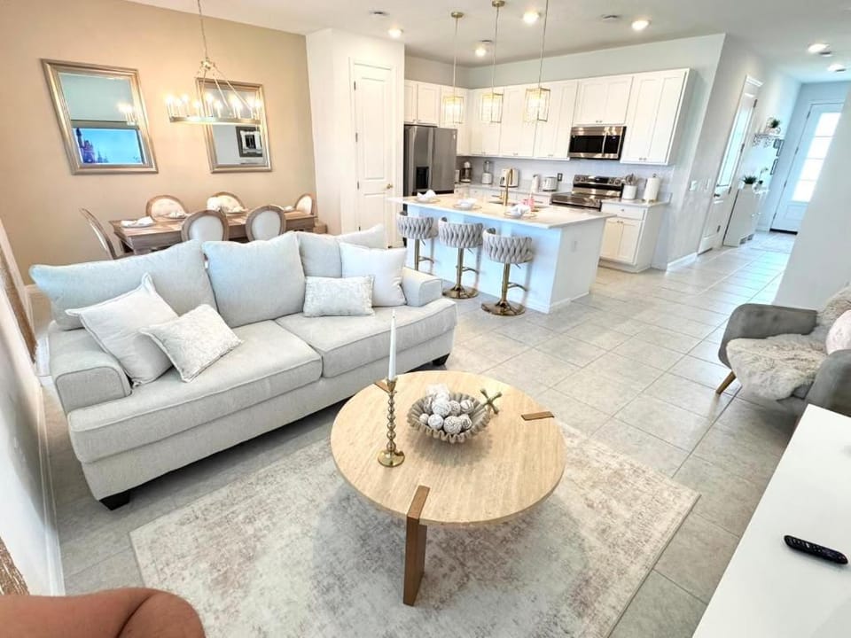 New 3Bed Resort Style Townhome with Mickey Sorcerer Room, 20 Min to Disney! Villa in Polk County