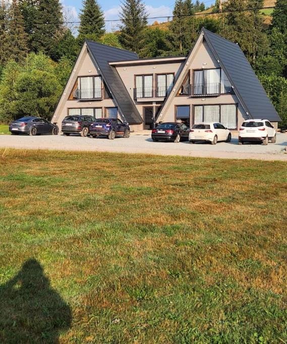 Cabana din Vale Arieseni Apuseni cu Piscina Bed and Breakfast in Cluj County