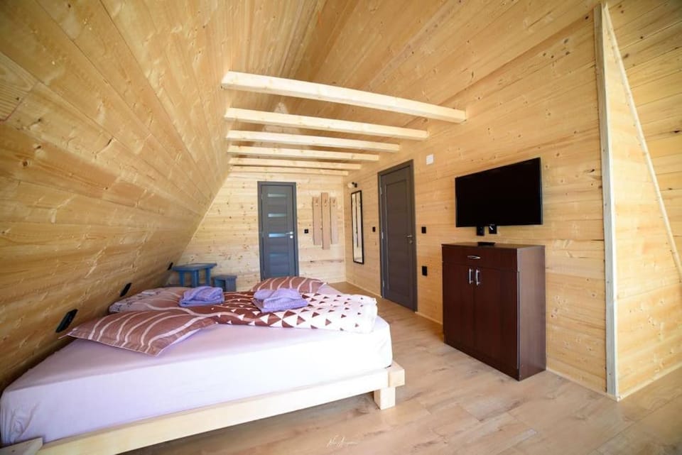Cabana din Vale Arieseni Apuseni cu Piscina Bed and Breakfast in Cluj County