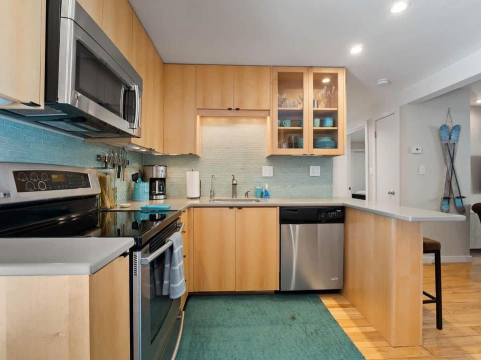 Coffee/tea facilities, Kitchen or kitchenette, microwave, stove