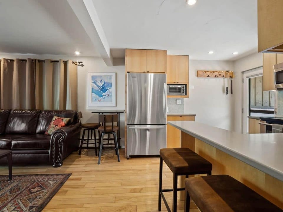 Kitchen or kitchenette, Living room, oven