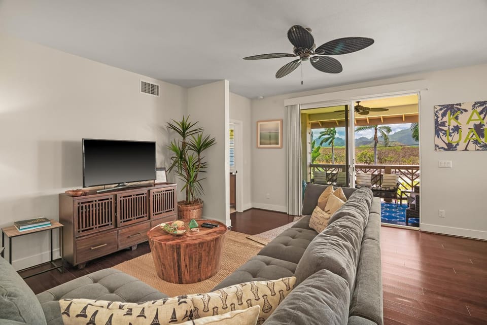 TV and multimedia, Living room, Seating area, Mountain view