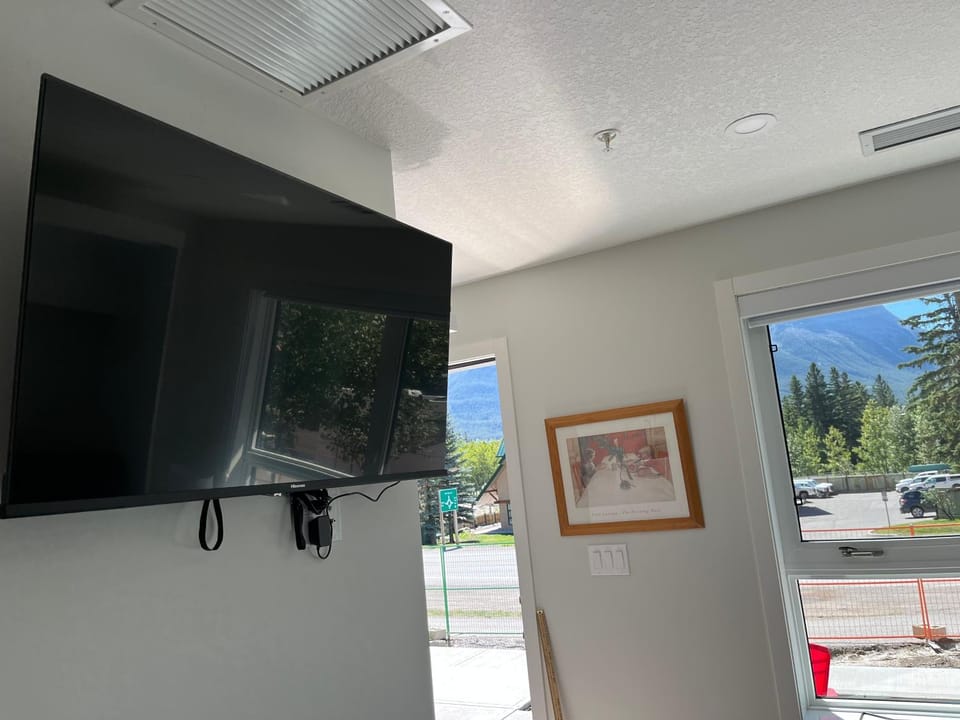 Mountain View Studio in Town Apartment in Canmore