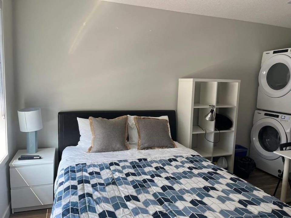 Mountain View Studio in Town Apartment in Canmore