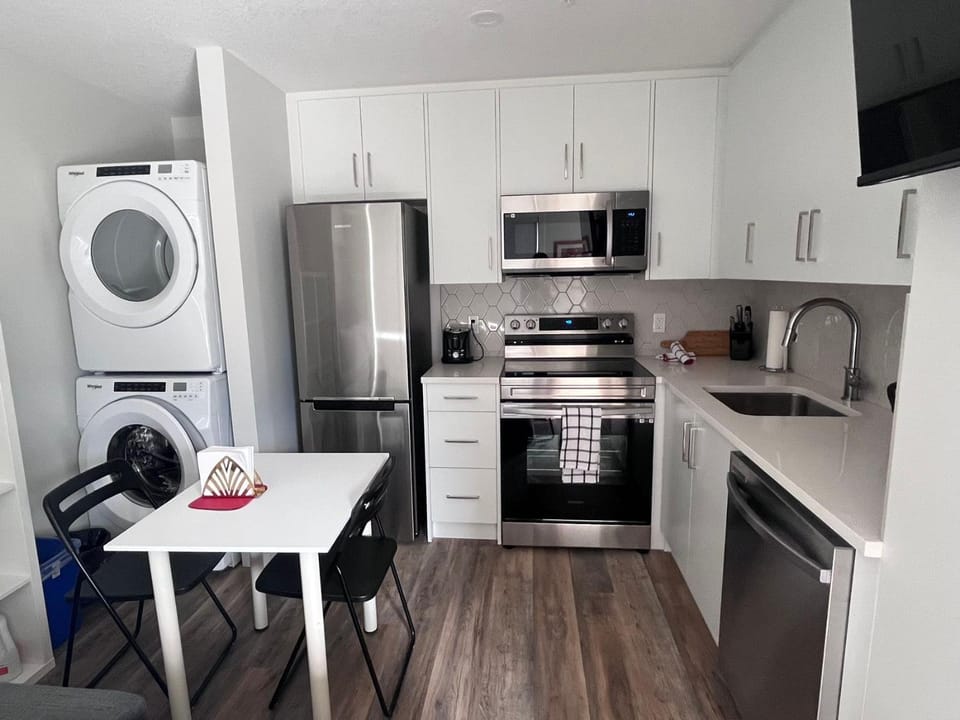 Mountain View Studio in Town Apartment in Canmore