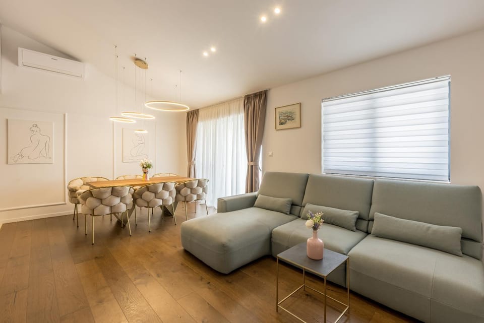TV and multimedia, Living room, Seating area, Area and facilities, Lunch, children, Family, locker, air conditioner