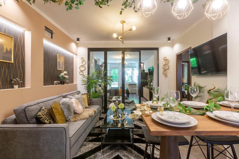 TV and multimedia, Living room, Seating area, Dining area