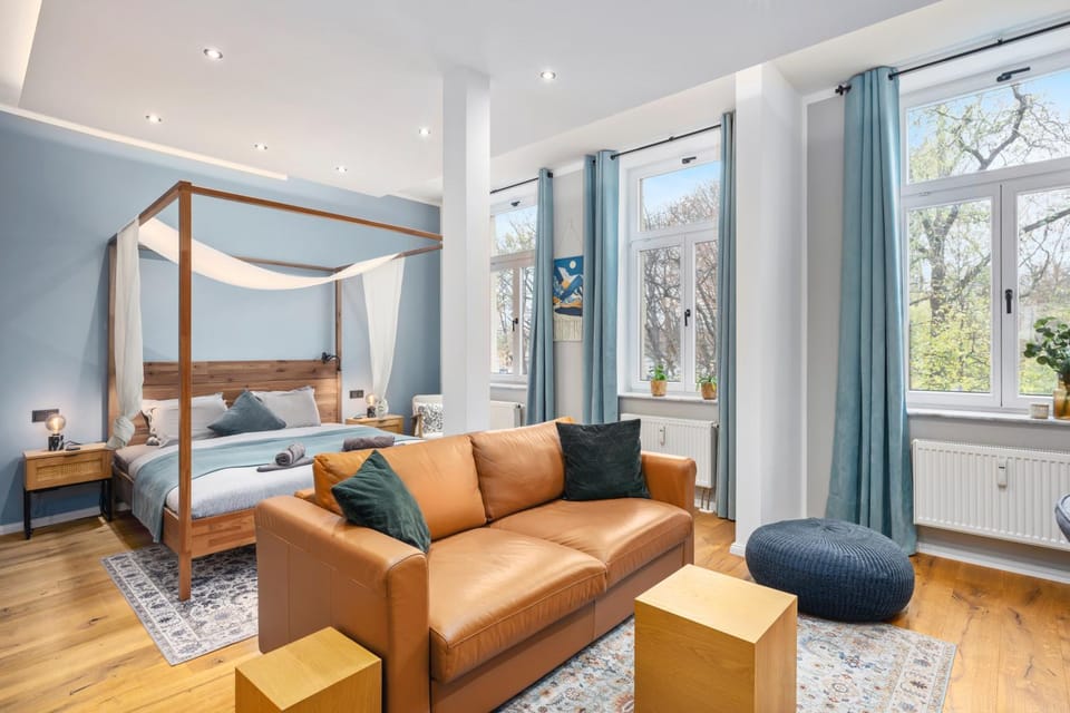 Bed, Living room, Photo of the whole room, Seating area, Bedroom
