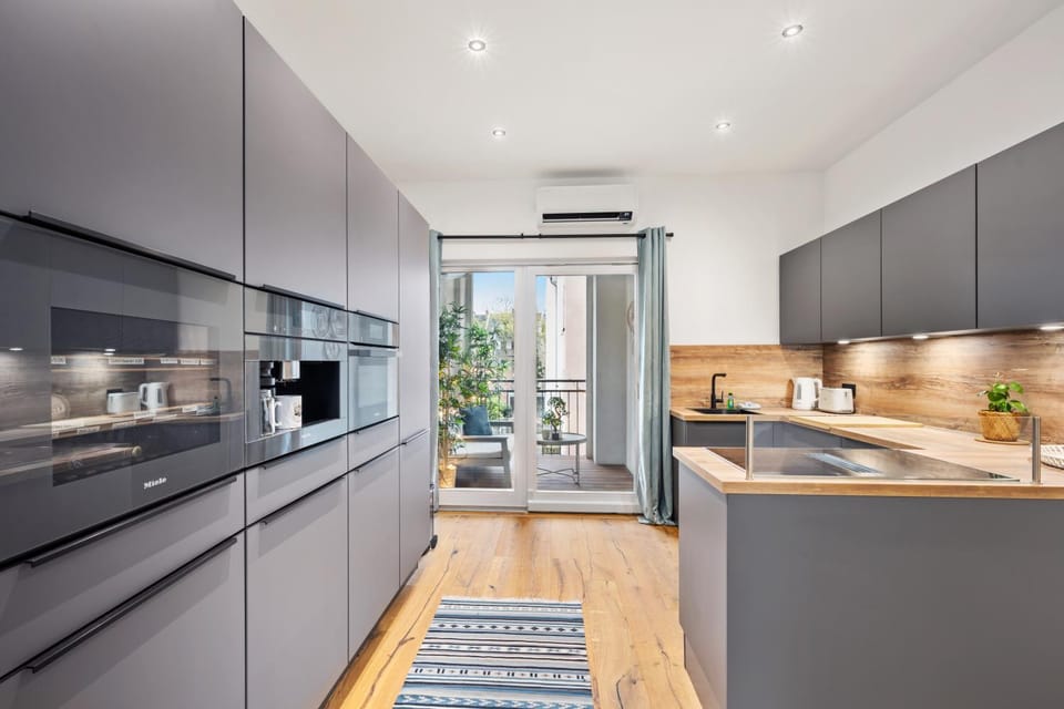 Coffee/tea facilities, Kitchen or kitchenette, Dining area, dishwasher, minibar, oven, stove, air conditioner