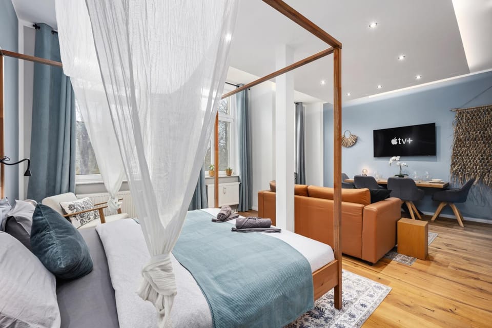 Bed, TV and multimedia, Living room, Photo of the whole room, Seating area, Bedroom