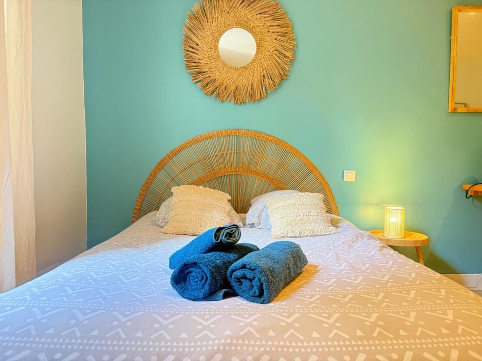Bed, Bedroom, towels