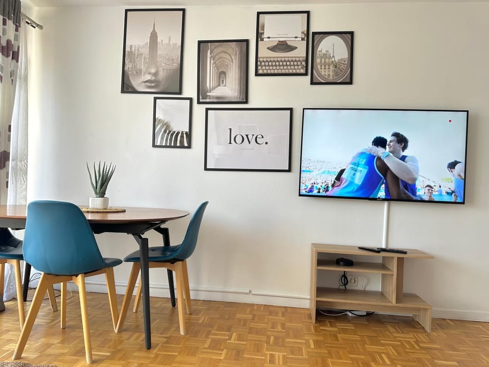 Communal lounge/ TV room, TV and multimedia, Dining area, group of guests