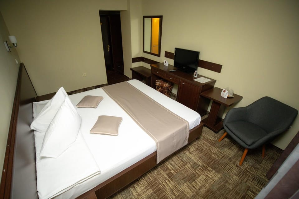 TV and multimedia, Photo of the whole room, Decorative detail, Bedroom, Area and facilities