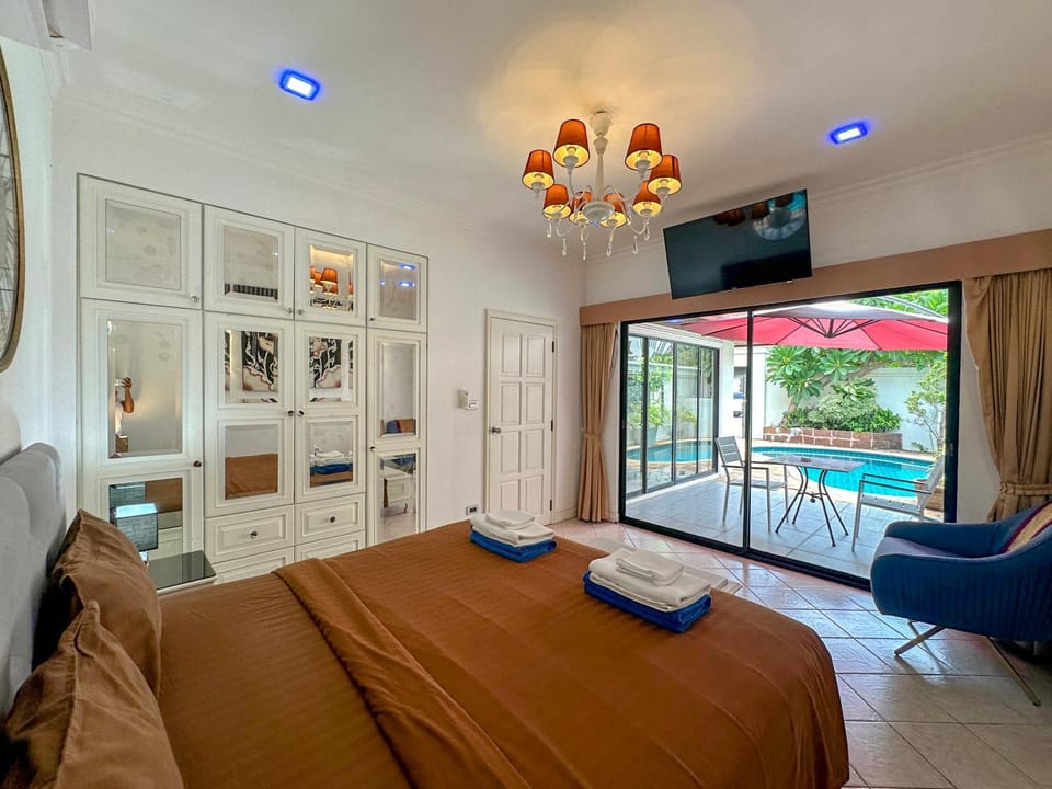 Bedroom, Pool view