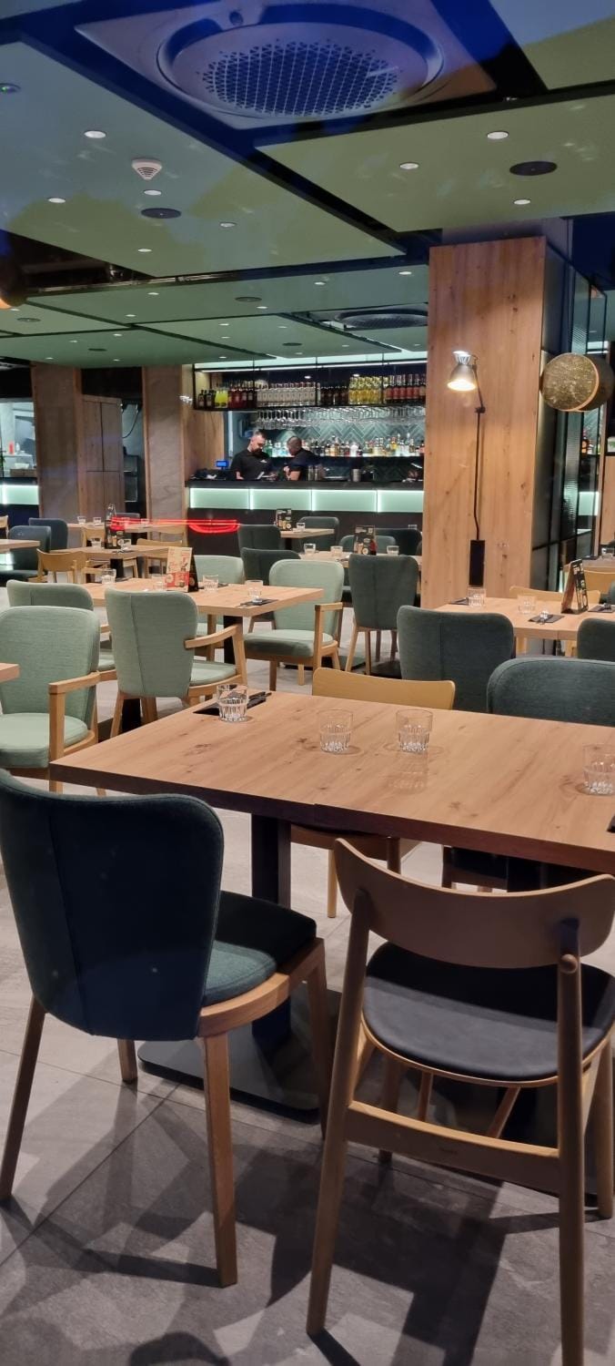 Restaurant/places to eat, Lounge or bar