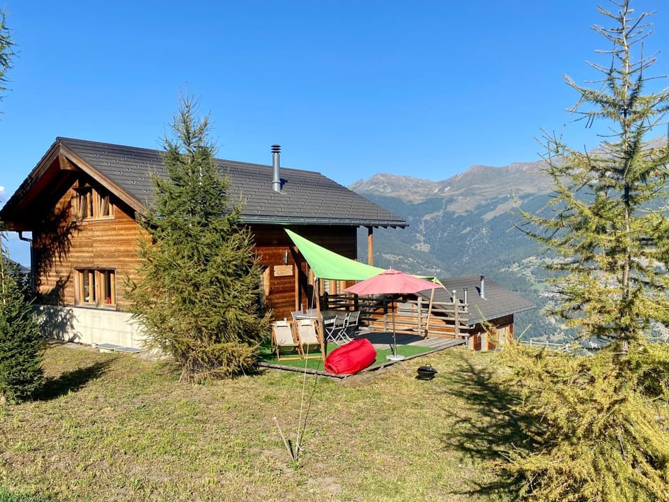 Property building, Natural landscape, Garden, Balcony/Terrace, Landmark view, Mountain view