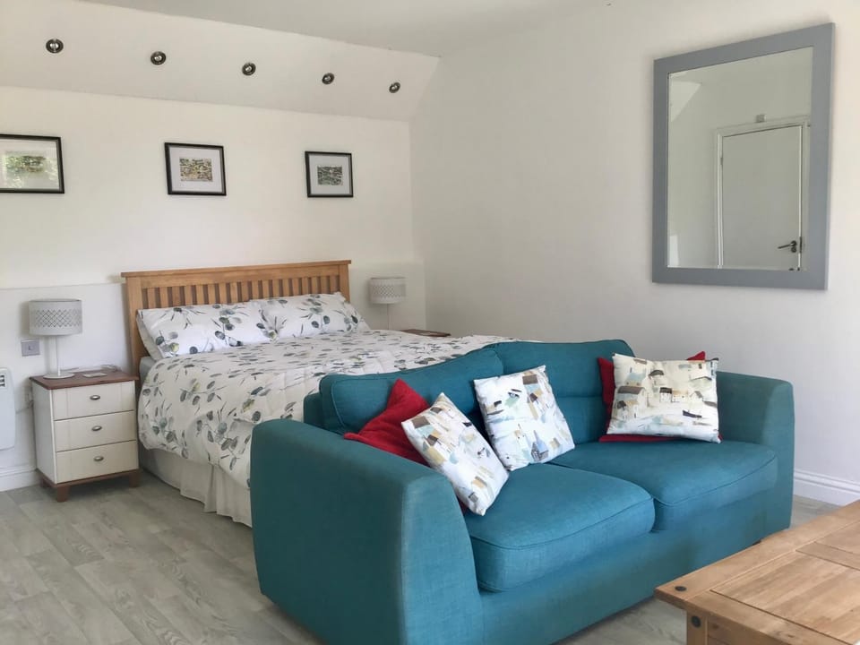 Bed, Living room, Photo of the whole room, Seating area