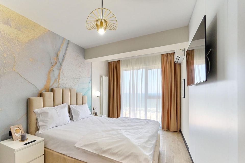 Bed, TV and multimedia, Bedroom