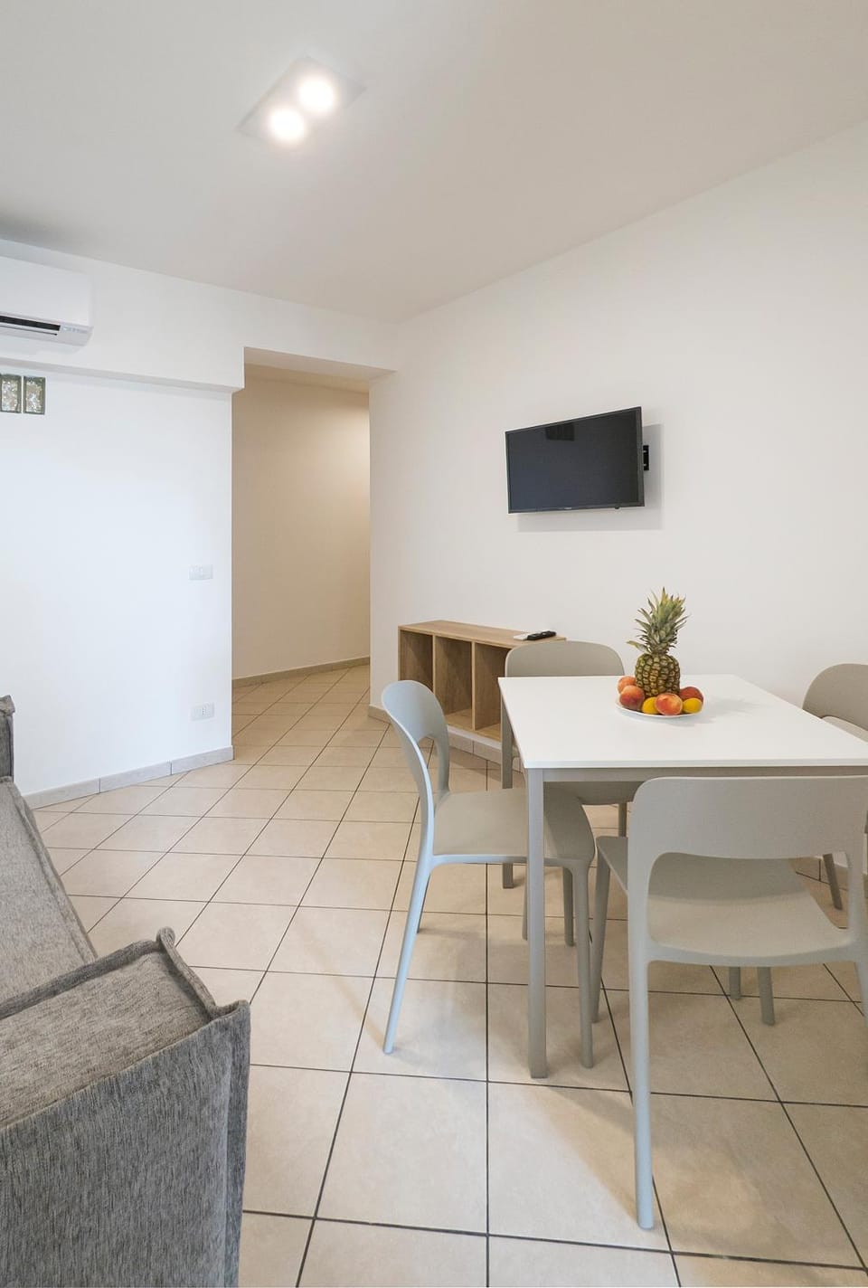 TV and multimedia, Living room, Seating area, Dining area, air conditioner