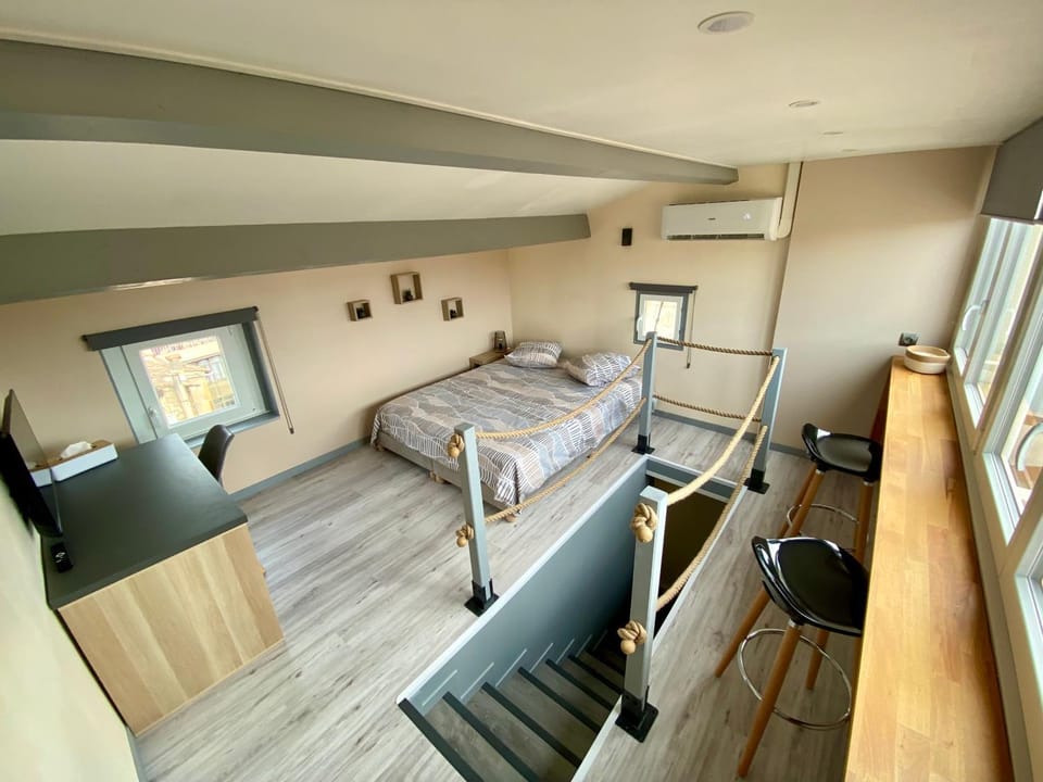 Bed, Photo of the whole room, Seating area