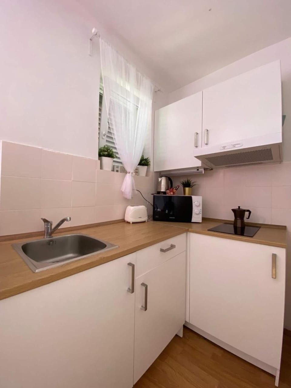 Coffee/tea facilities, Kitchen or kitchenette, microwave, stove