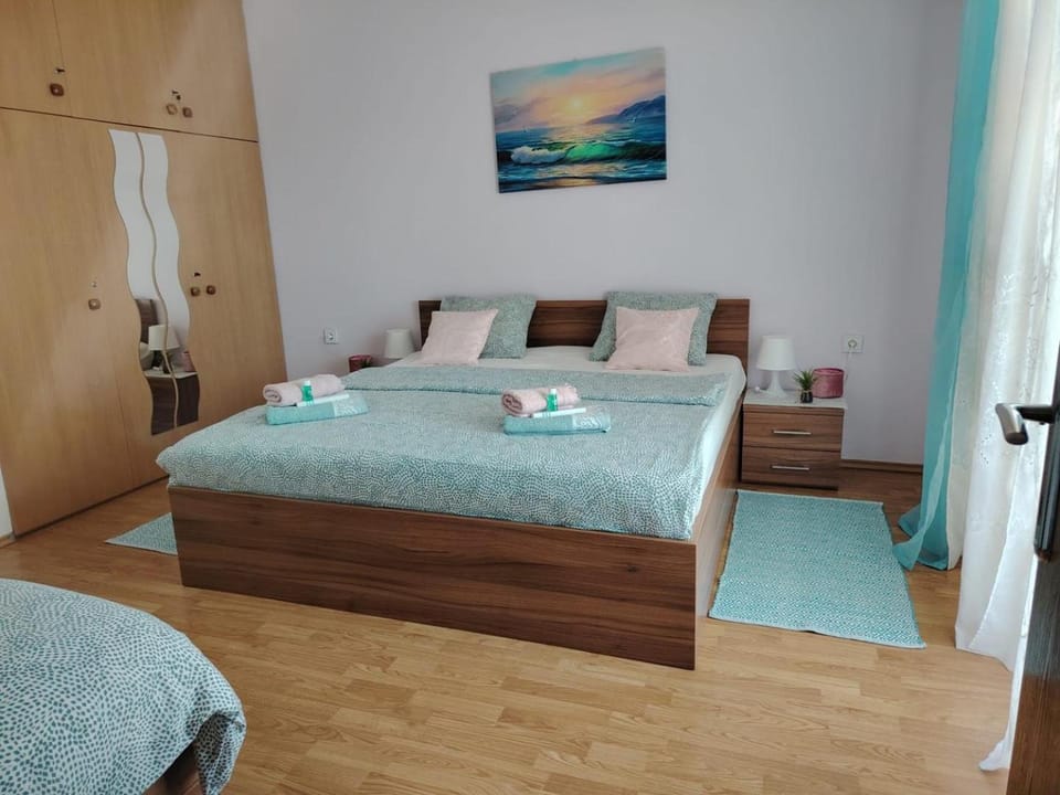 Bed, Bedroom, towels