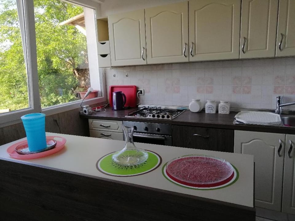 Coffee/tea facilities, Kitchen or kitchenette, dishwasher, pet friendly, stove