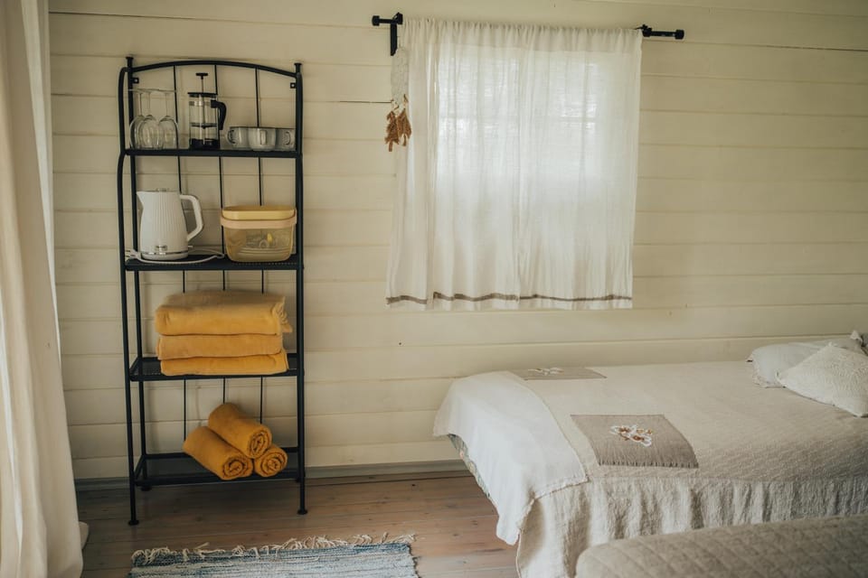 Bed, towels