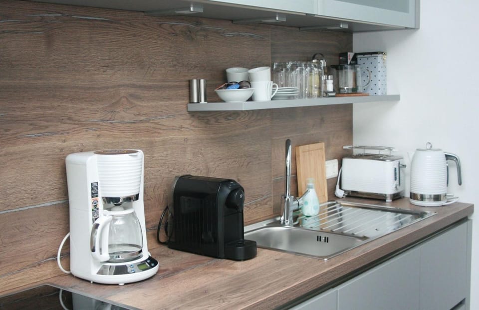 Coffee/tea facilities, Kitchen or kitchenette, stove, toaster