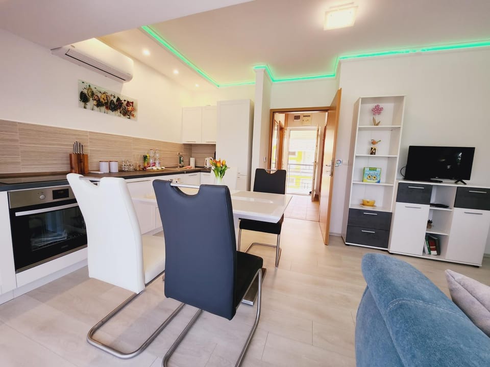 TV and multimedia, Coffee/tea facilities, Kitchen or kitchenette, pet friendly, stove, air conditioner