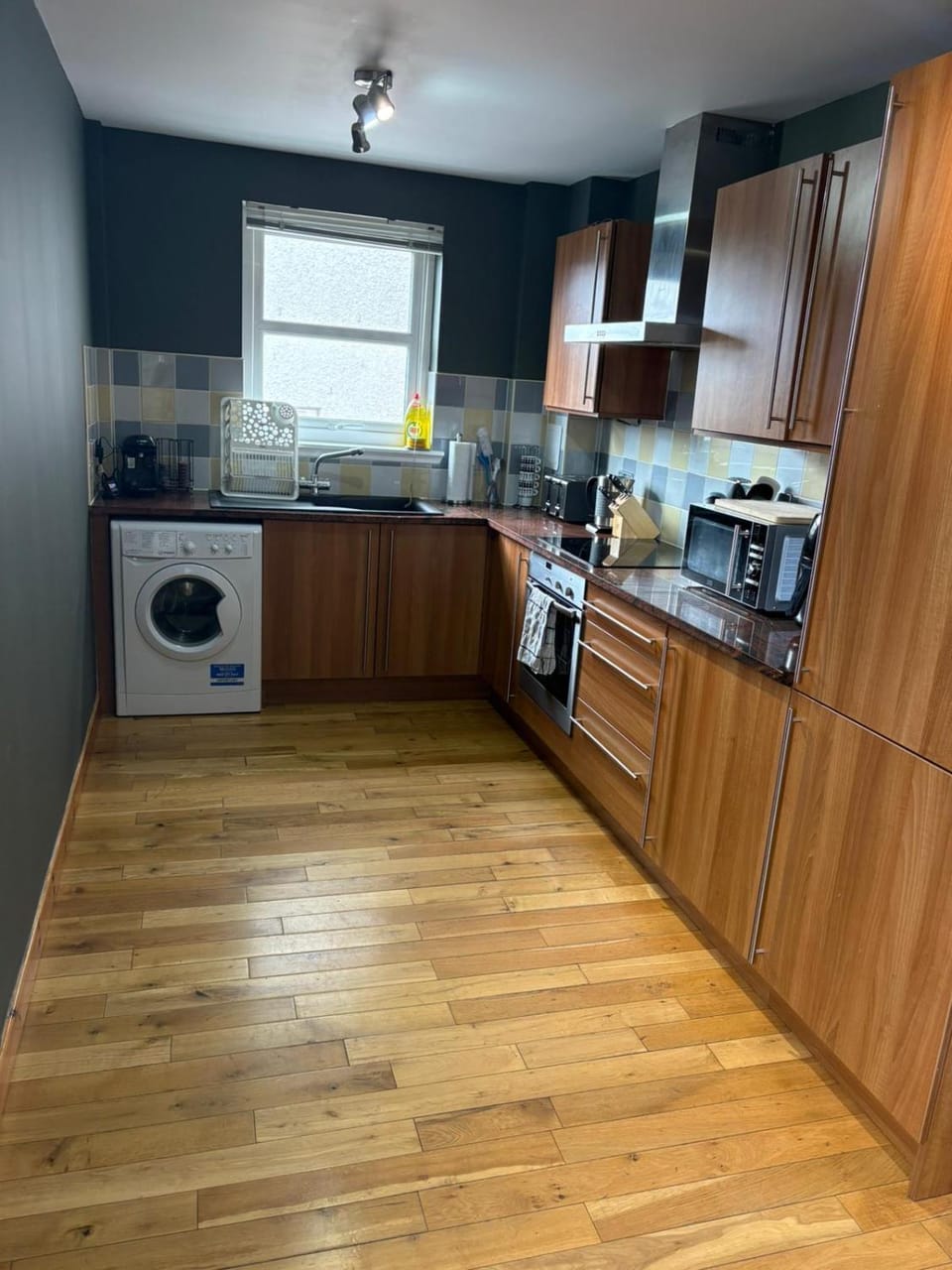 Coffee/tea facilities, Kitchen or kitchenette, oven, stove, toaster, washing machine