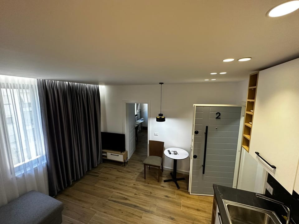 TV and multimedia, Kitchen or kitchenette, Living room, Photo of the whole room, Seating area, Dining area