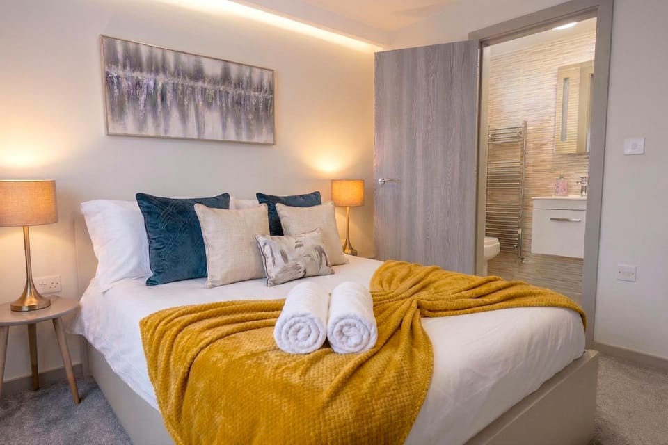 Bed, Photo of the whole room, Bedroom, towels