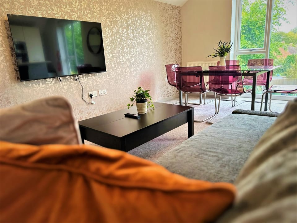 Communal lounge/ TV room, TV and multimedia, Living room, Seating area, Dining area, Evening entertainment