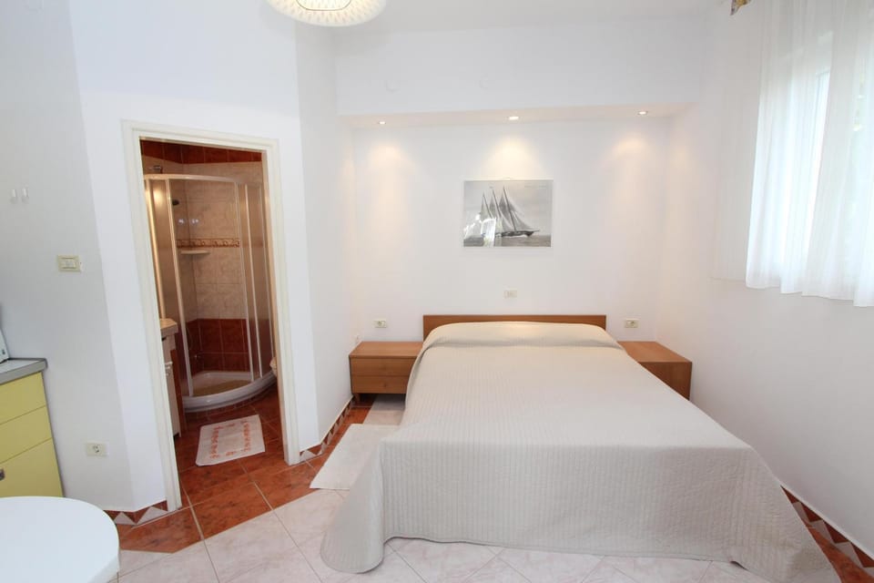 Bathroom, Kitchen or kitchenette, Dining area, Bedroom
