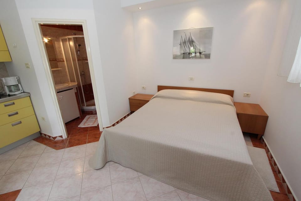 Bathroom, Kitchen or kitchenette, Bedroom